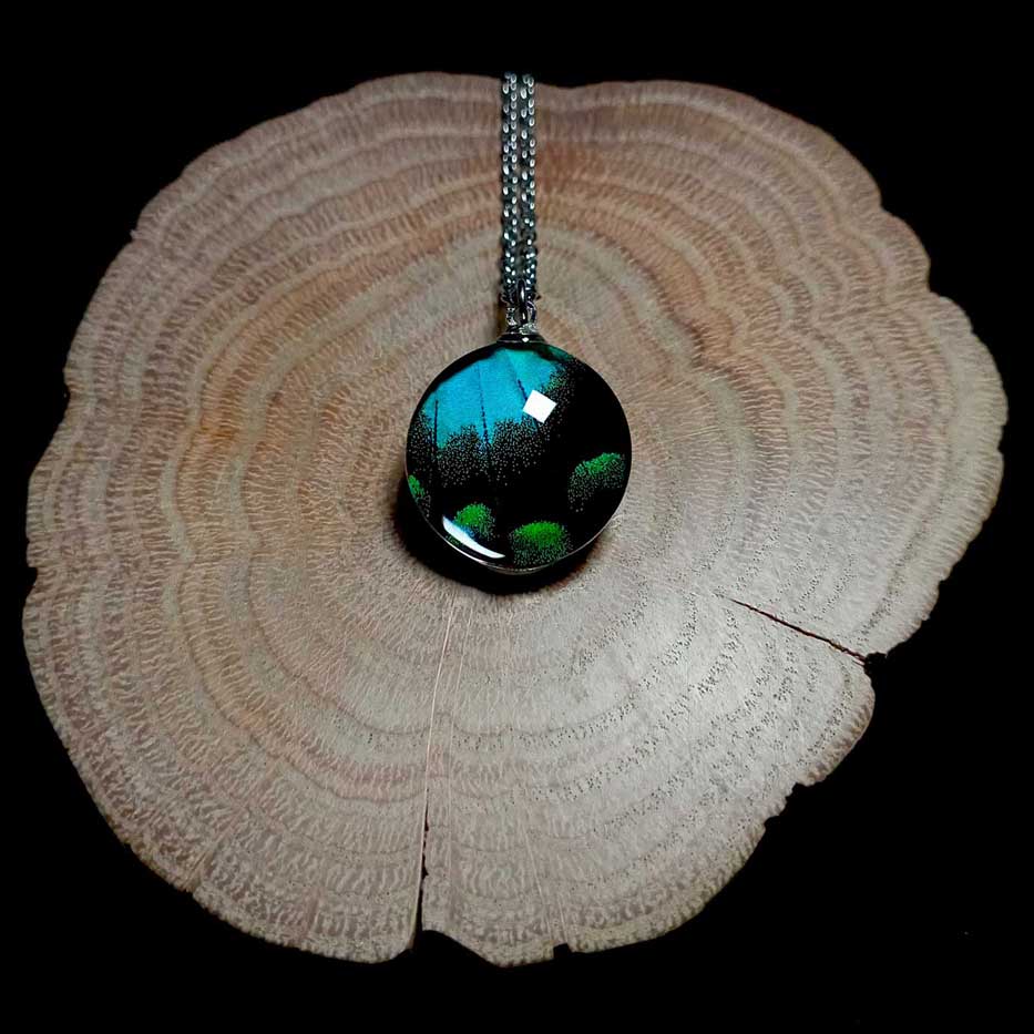 Collana con vera ala di farfalla Papilio lorquinianus con ala verde mare di farfalla macaone conservata in un pendente sotto lente di vetro
