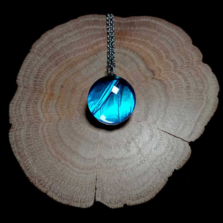 Ожерелье с настоящим крылом бабочки Morpho menelaus с переливчатыми синими оттенками