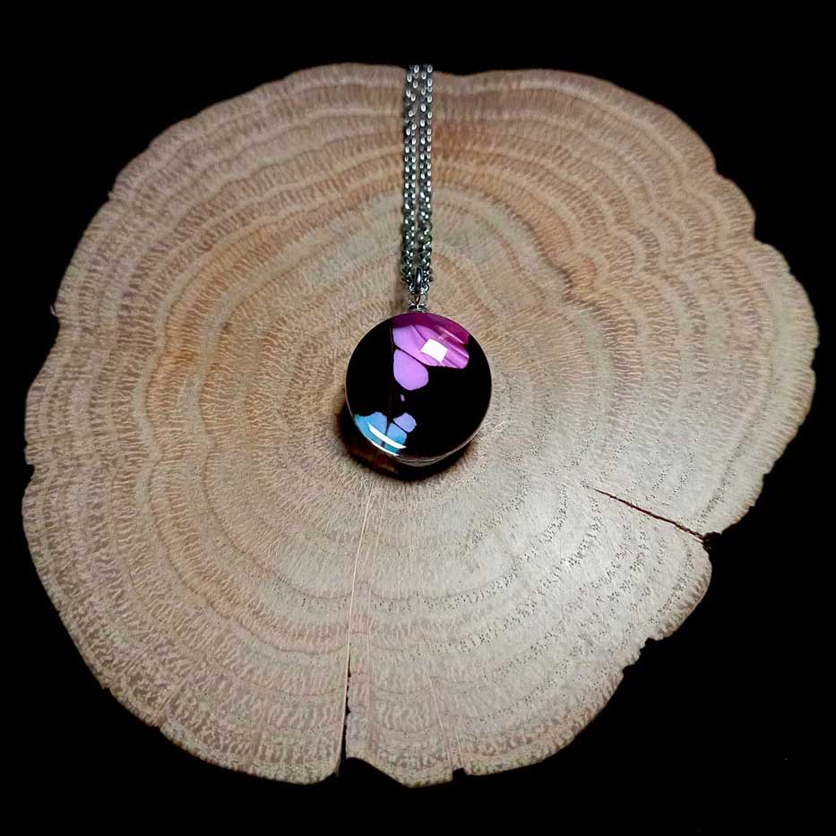 Collana con vera ala di farfalla Graphium weiskei con ala di farfalla macaone con macchie viola conservata in un pendente sotto lente di vetro