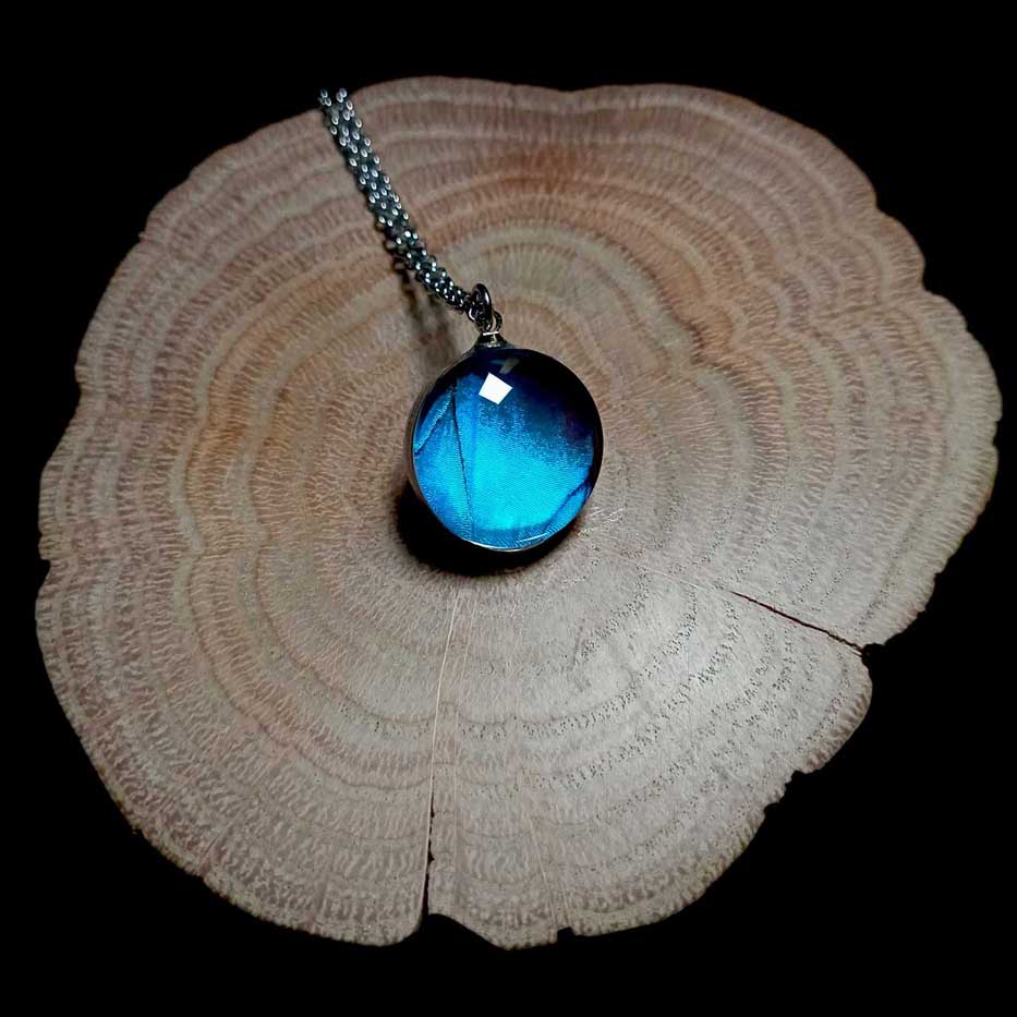 Ala di farfalla Morpho deidamia preservata in lente rotonda di vetro, collana blu marmorizzata iridescente
