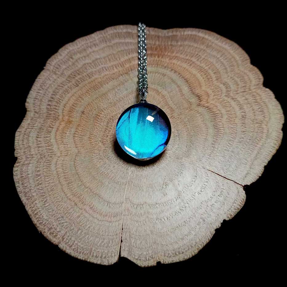 Collana con vera ala di farfalla Morpho deidamia con motivo blu iridescente marmorizzato, ciondolo artigianale naturale